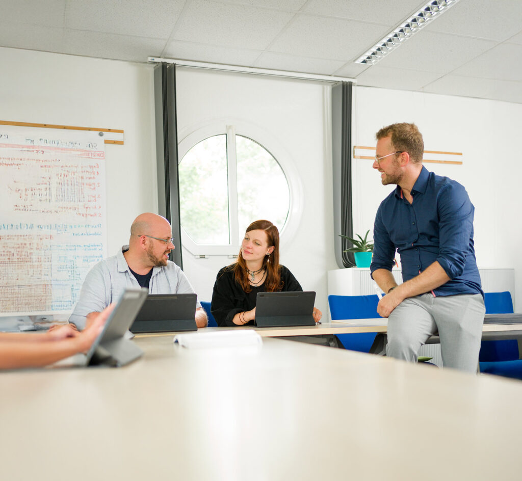 Annika Heine, Nils Eilers und Patrick Richter beraten sich über die Weiterbildung zur Praxisanleitung
